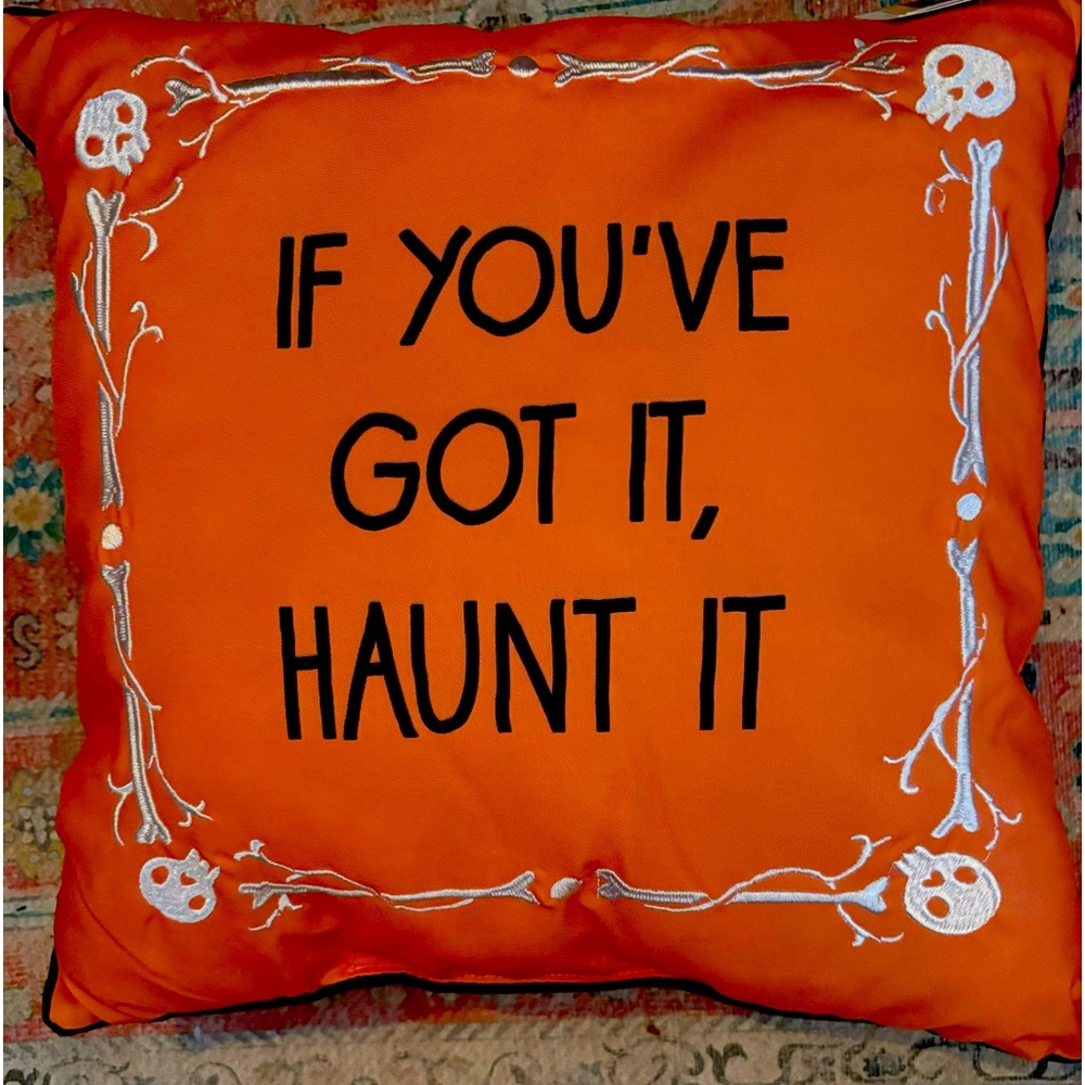 🎃🎃🎃HOST PICK🎃🎃🎃BNWT HALLOWEEN DECORATIVE PILLOW!!